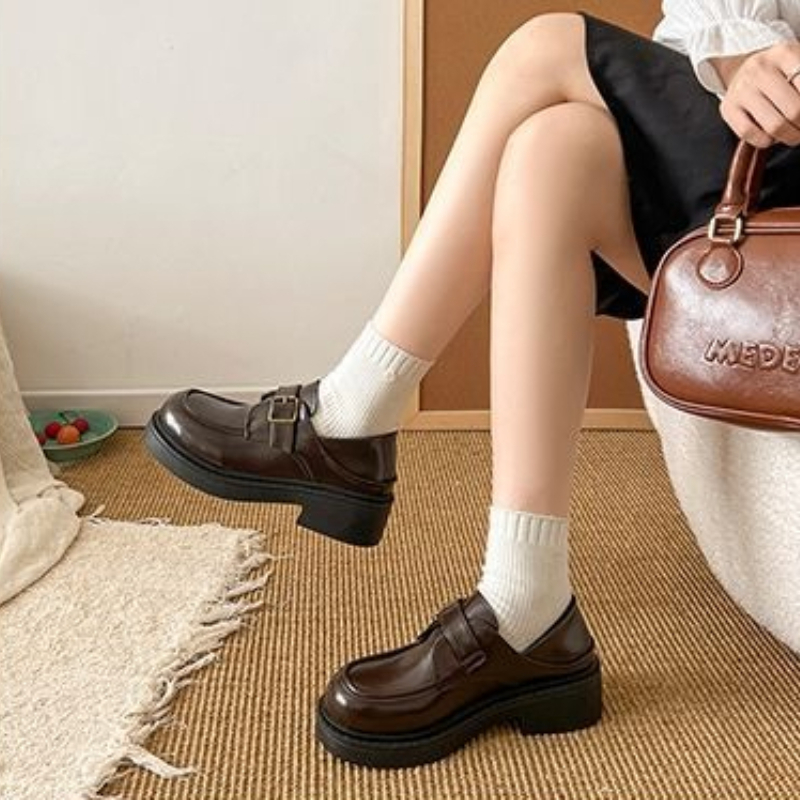 ブラウンの英国風レザーシューズ レディース スリッポン ロー - Leather Work Flats Women のレビューと価格