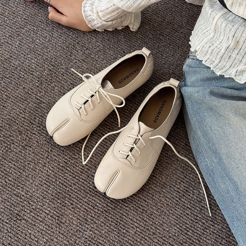 本革羊皮タビシューズ、スプリットトゥレースアップフラットレデ - Leather Work Flats Women のレビューと価格
