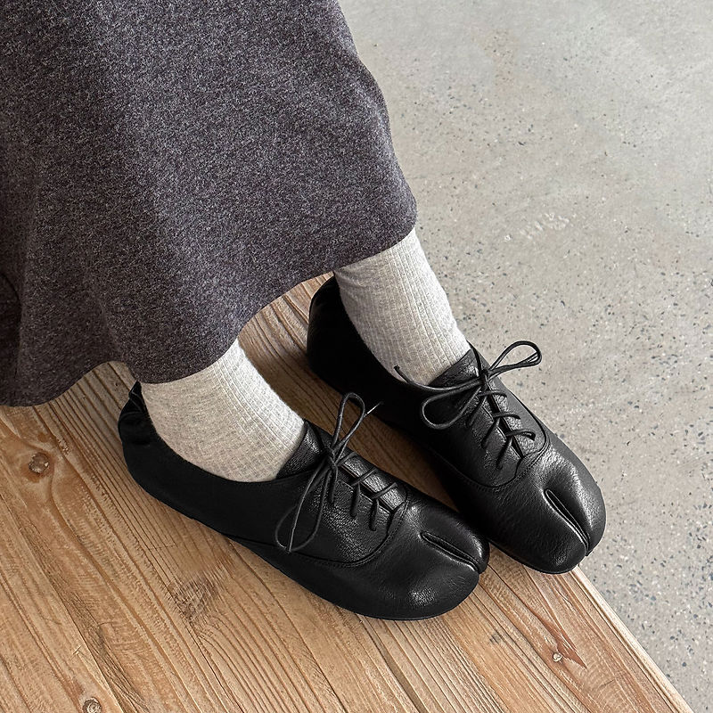 本革羊皮タビシューズ、スプリットトゥレースアップフラットレデ - Leather Work Flats Women のレビューと価格