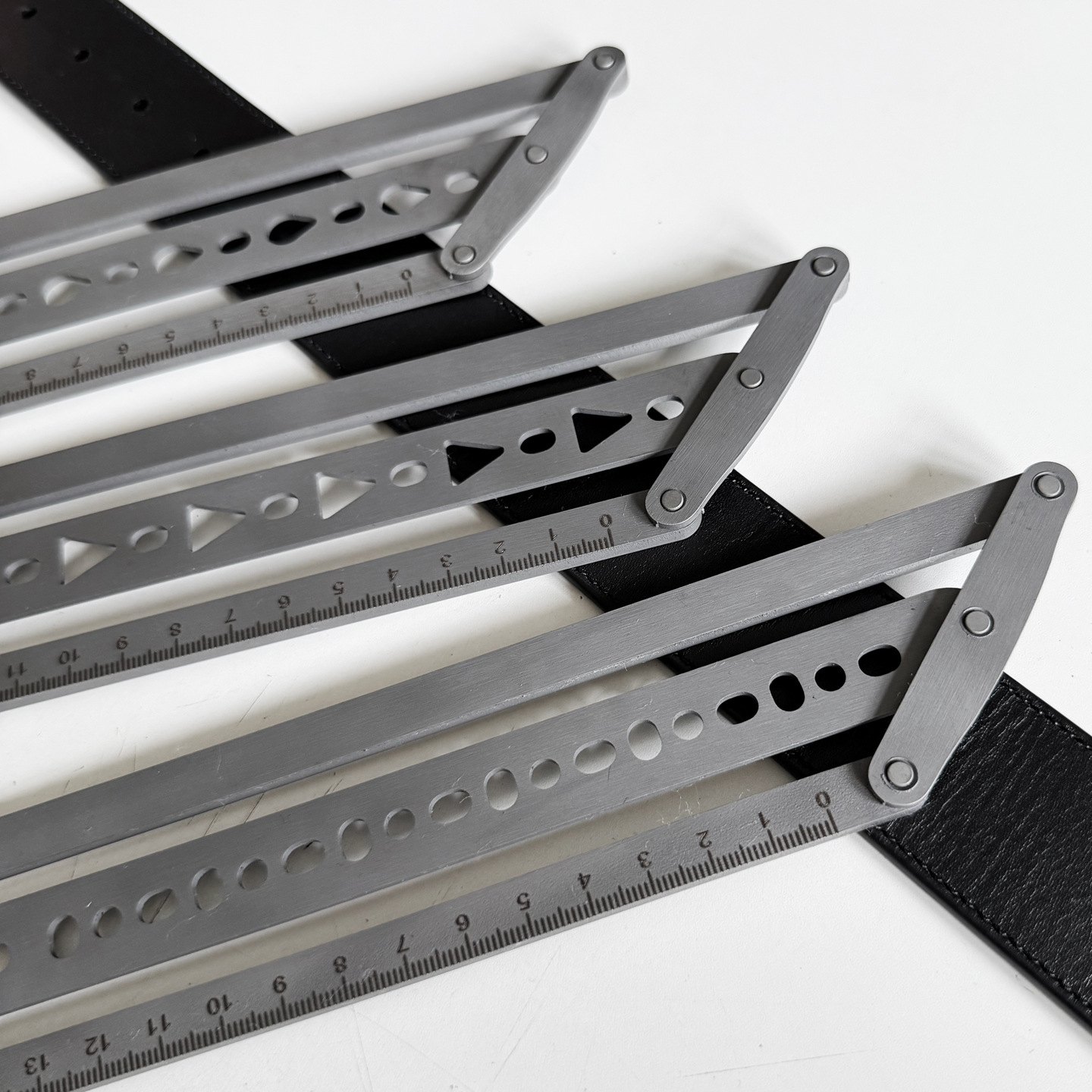 スチール製レザーベルト位置決め定規テンプレート DIYベルト - Leatherwork Ruler のレビューと価格