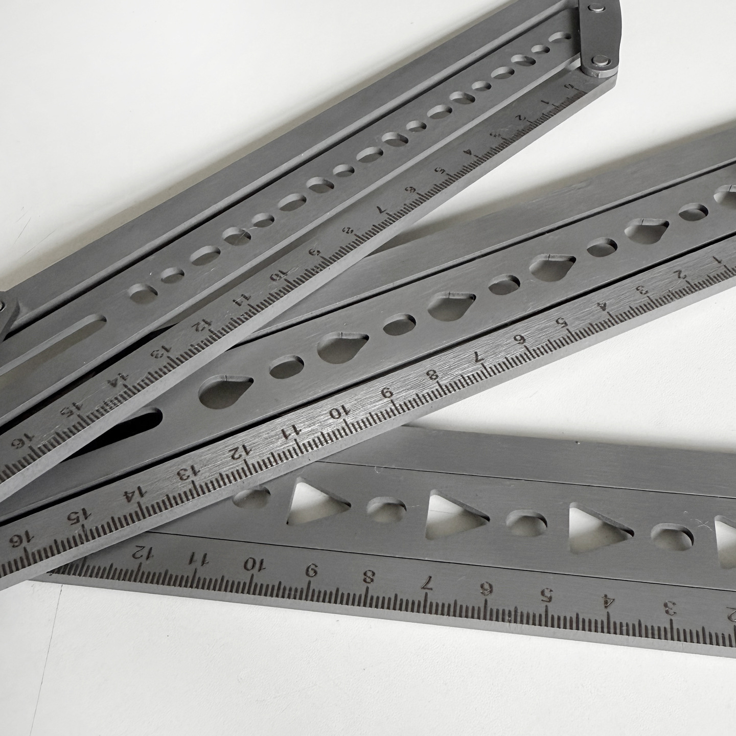 スチール製レザーベルト位置決め定規テンプレート DIYベルト - Leatherwork Ruler のレビューと価格